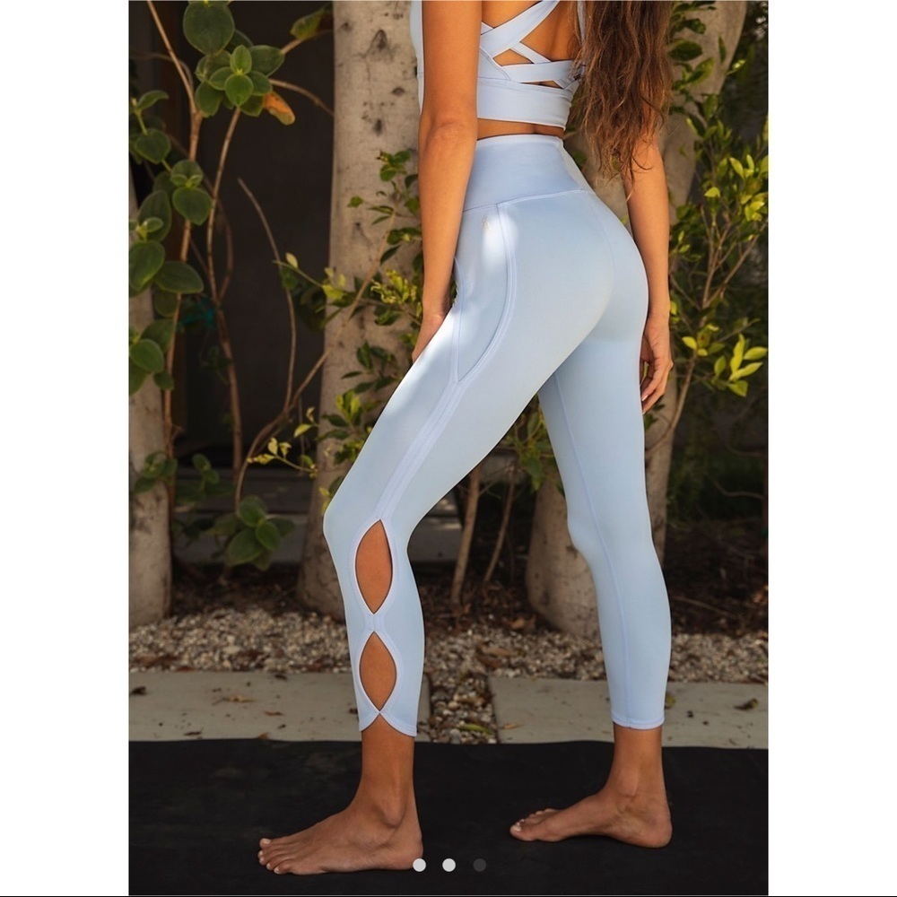 𝅺FREE People Infinity High Rise 3/4 Cutout Leggings